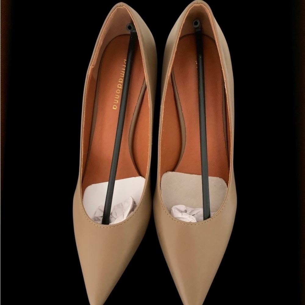 Primadonna Taupe Pointed Toe Pumps Sz 38 (8)